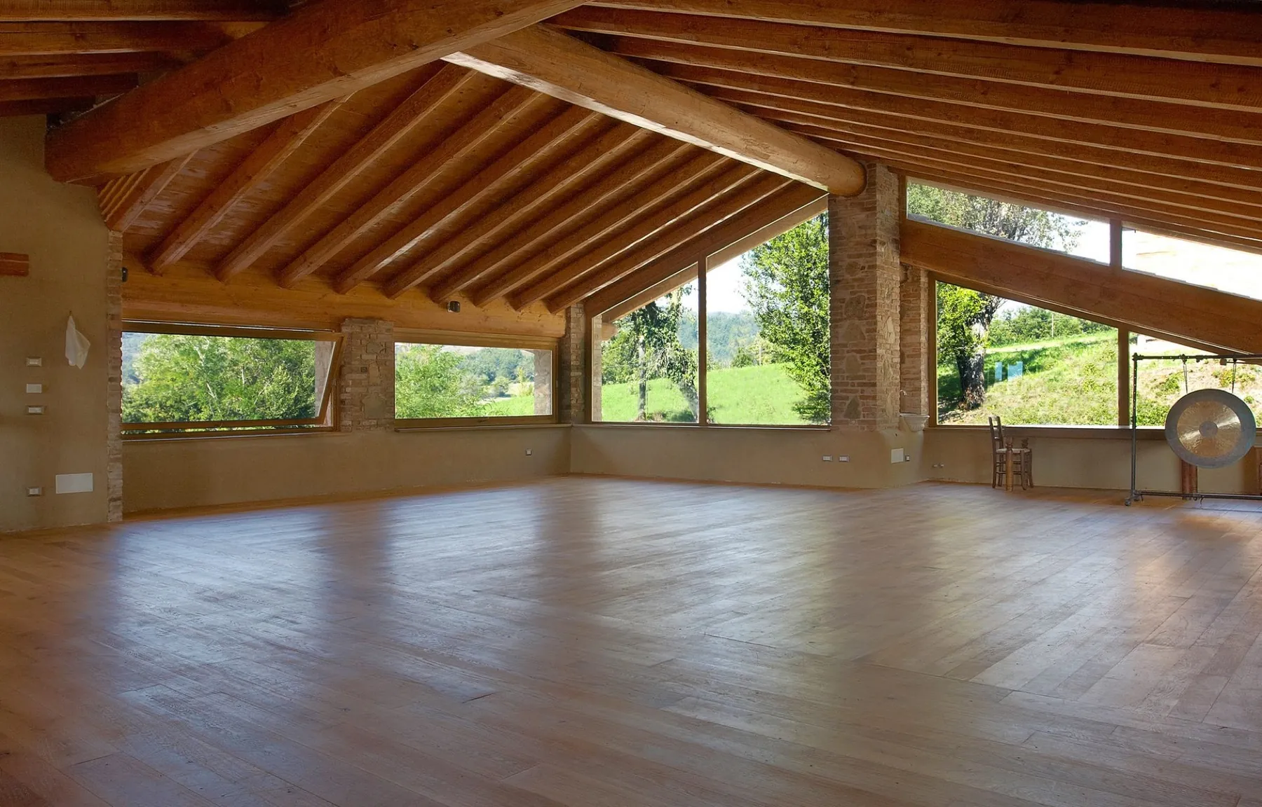 La sala panoramica di Miri Piri, in legno con grandi vetrate sui boschi