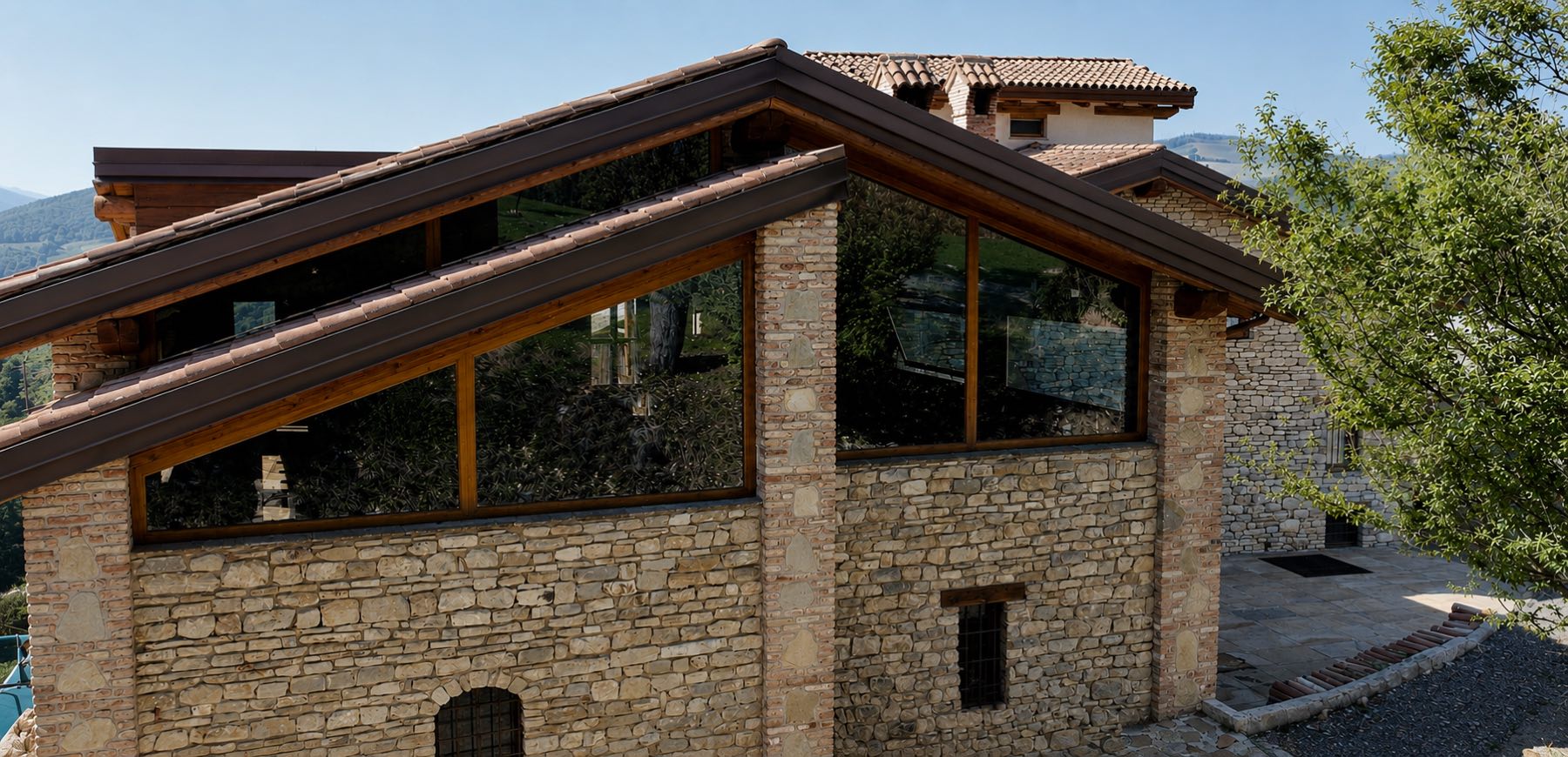 L'arrivo a Miri Piri: il piazzale davanti alle case in sasso del borgo